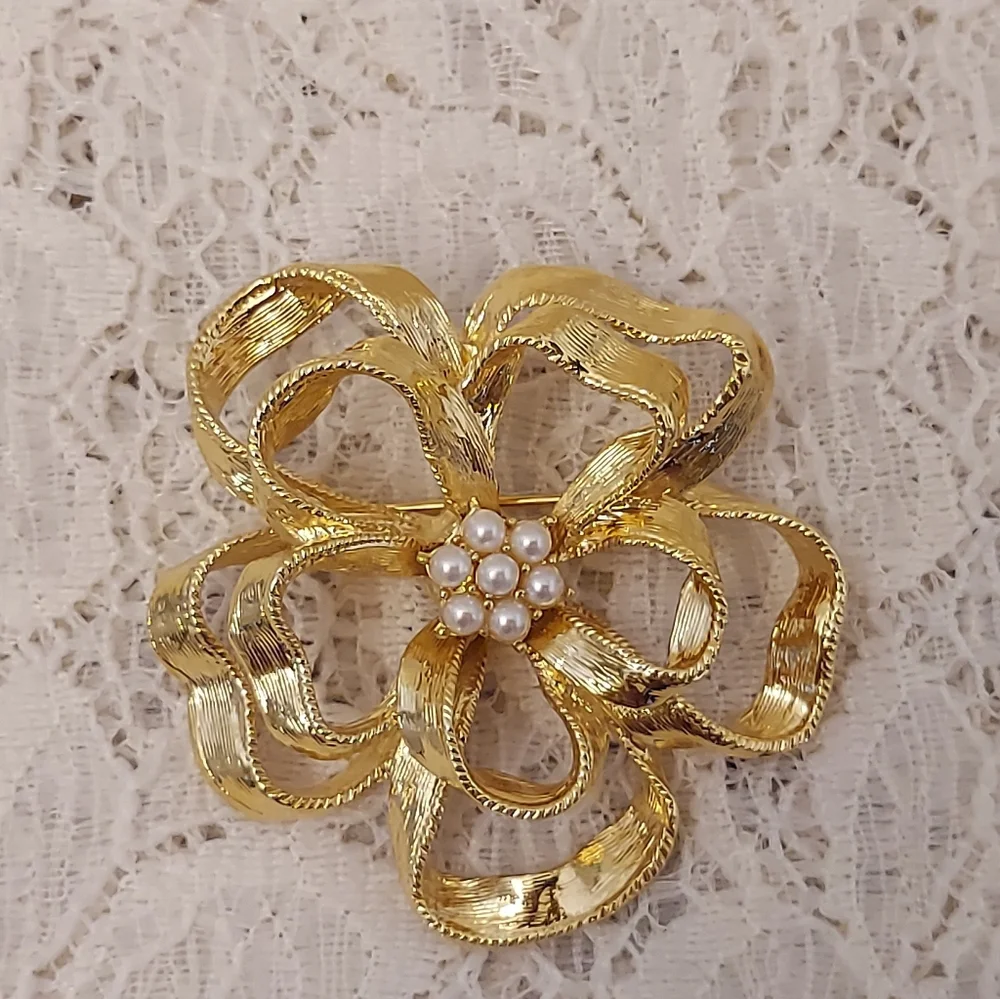 Beautiful Bow Brooch or Pin Ornate Gold Tone w Faux Pearls - Picture 1 of 4